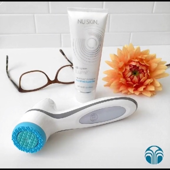 Lumi Spa Device with Cleanser are you…Normal/Combo, Oily, Dry, Sensitive, Acne. - Picture 1 of 3